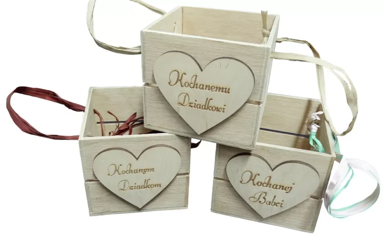 Trzy drewniane pudełka z serduszkami i napisami: „Kochanemu Dziadkowi”, „Kochanym Dziadkom”, „Kochanej Babci”. Każde z ozdobną rączką z wstążki (czerwona, kremowa, zielono-biała).