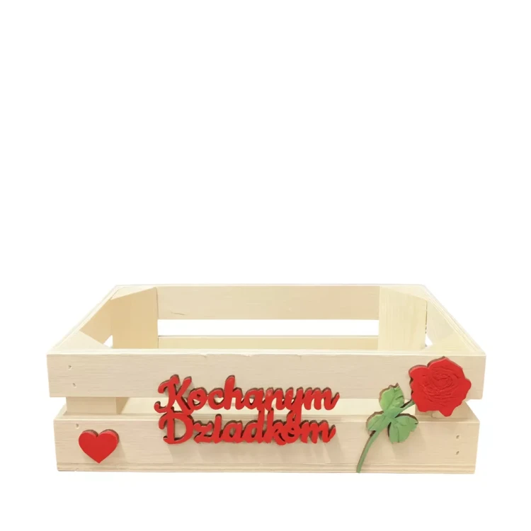 Drewniana skrzynka z napisem „Kochanym Dziadkom”, udekorowana czerwonym sercem i różą. Rękodzieło pełne uroku, doskonałe jako prezent na Dzień Dziadków, urodziny lub jako sentymentalna ozdoba wnętrza.