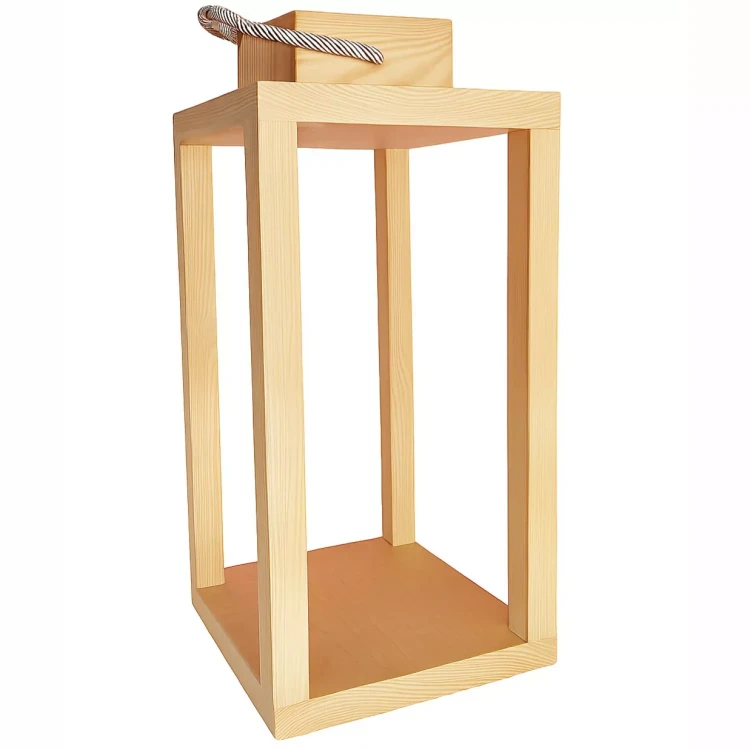 Lampion z jasnego drewna o prostym, geometrycznym kształcie, z uchwytem ze sznurka. Otwarte boki i solidna konstrukcja sprawiają, że idealnie nadaje się do sztucznych świec lub dekoracji w stylu rustykalnym i skandynawskim.