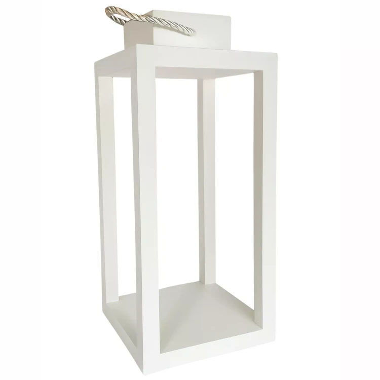 Minimalistyczny biały lampion drewniany, z kwadratową podstawą i sznurkowym uchwytem. Otwarta forma podkreśla nowoczesny design, pasujący do wnętrz w stylu eko, boho lub loftowym.