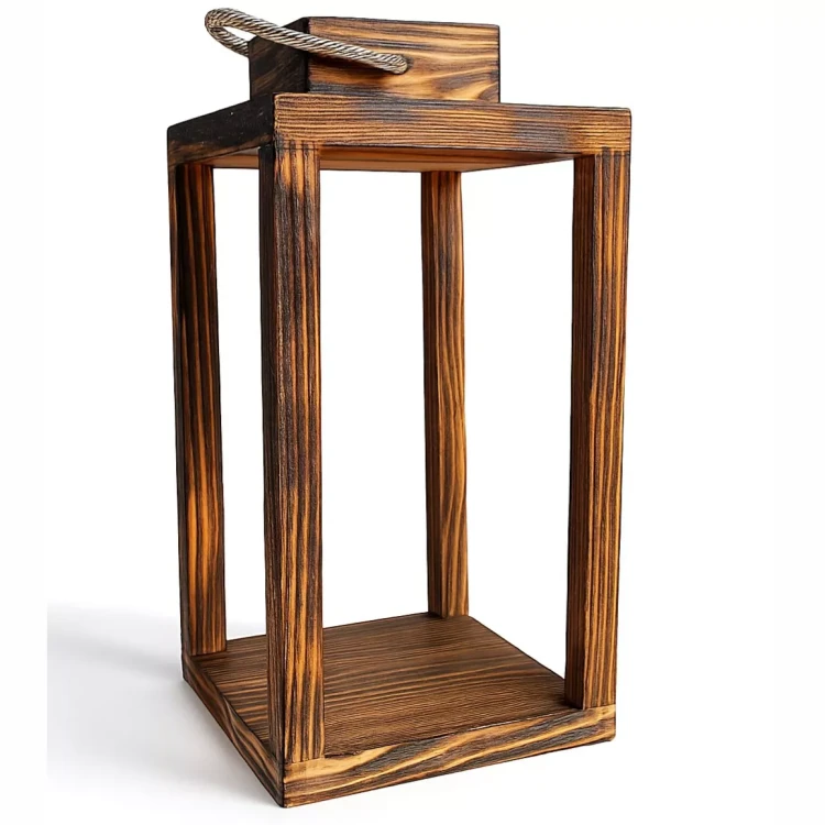 Prosty lampion z opalanego drewna, z  sznurkowym uchwytem. Otwarta forma nadaje mu uniwersalny charakter – sprawdzi się jako dekoracja ze sztuczną świecą, rośliną lub lampkami LED.