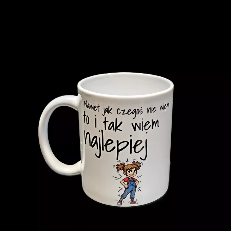 Biały ceramiczny kubek z nadrukiem „Nawet jak czegoś nie wiem, to i tak wiem najlepiej” – humorystyczny kubek do kawy.