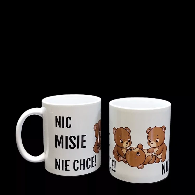Biały ceramiczny kubek z nadrukiem „Nic mi się nie chce!” i grafiką  misiów – zabawny gadżet na leniwe poranki.