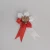 Kotylion patriotyczny z czerwono-białych wstążek ułożonych w kształt rozety, z drewnianym godłem Polski orłem w koronie pośrodku. Symbol narodowy używany podczas świąt i uroczystości upamiętniających polską historię i tożsamość.