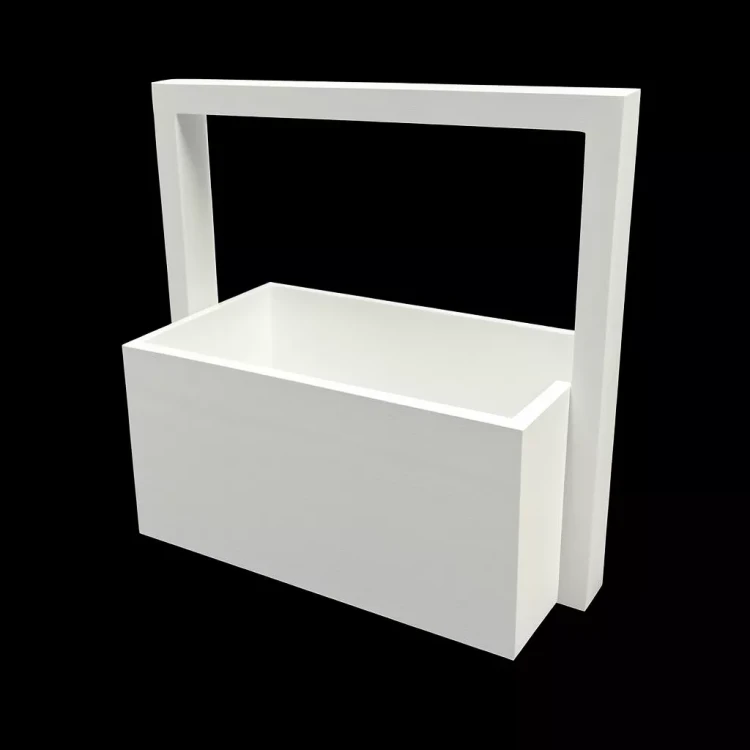 Biała, prostokątna skrzynka z dużym uchwytem w formie ramy, ustawiona na czarnym tle. Minimalistyczny design, geometryczna forma, idealna jako nowoczesny pojemnik dekoracyjny lub organizer do przechowywania.