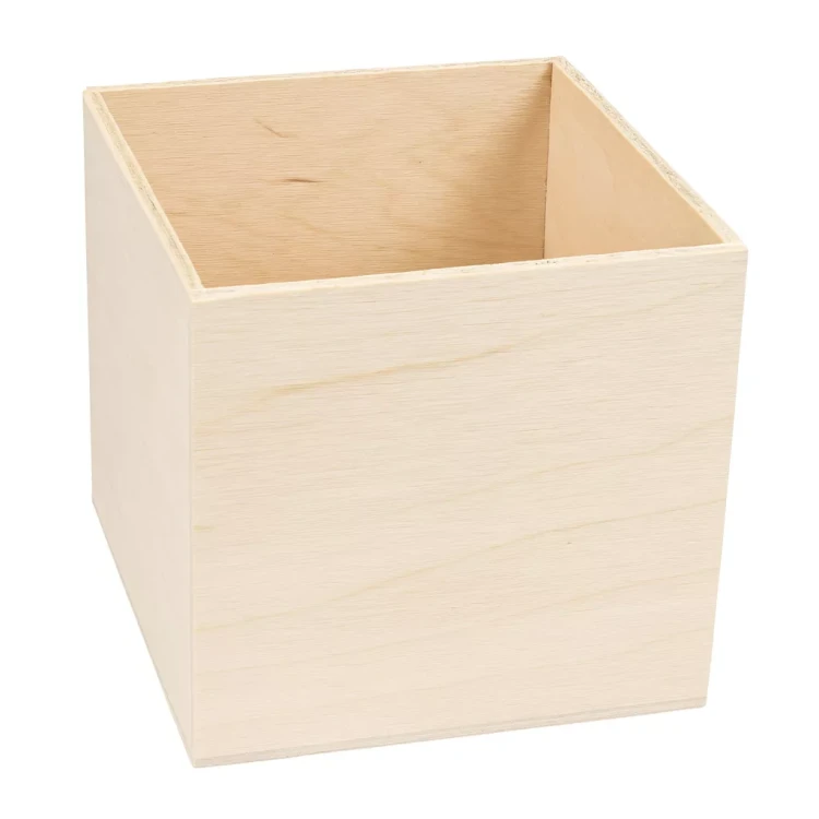 Drewniane pudełko o otwartej górze, wykonane z jasnego, nieobrobionego drewna. Ma kwadratową podstawę i pionowe ścianki, tworząc kształt sześcianu. Widoczne słoje drewna i czyste krawędzie sugerują zastosowanie w DIY, dekoracji lub przechowywaniu.