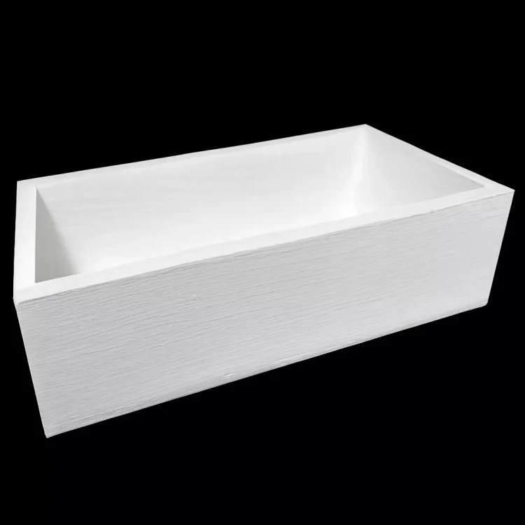 Biały drewniany pojemnik o prostokątnym kształcie z otwartą górą, ustawiony na czarnym tle. Minimalistyczny design sprawia, że nadaje się jako doniczka, organizer lub element dekoracyjny.