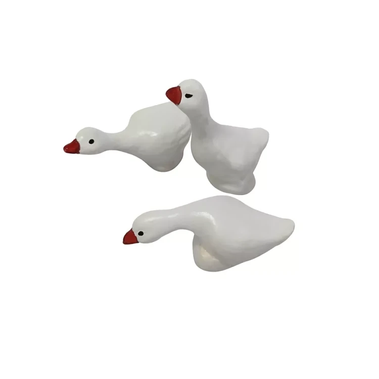 Trzy gipsowe niewielkie gąski, każda w innej pozycji. Idealne jako dodatek do wiosennych i wielkanocnych kompozycji.