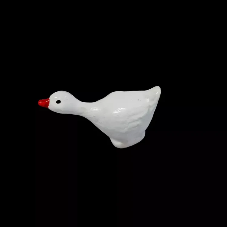 Figurka gipsowa gąska Lola na czarnym tle.