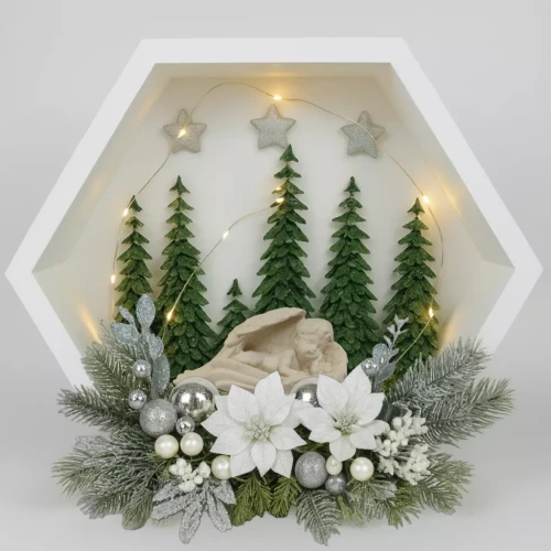 Stroik w heksagonie z leżącym aniołkiem.