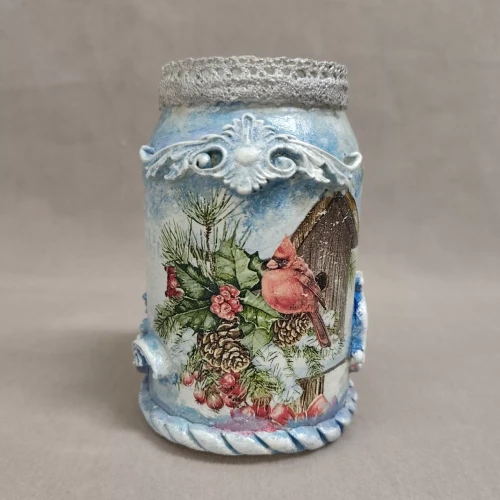 Kolorowy słoik latarenka z motywem zimowego ptaka.