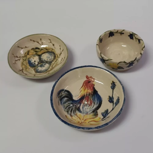 Ozdobione gliniane miseczki po wypale - propozycja warsztatów.