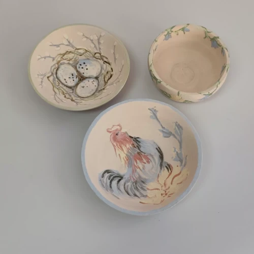 Ozdobione gliniane miseczki przed wypałem - propozycja warsztatów.