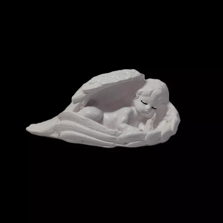 Gipsowa figurka anioła śpiącego w kolorze białym.