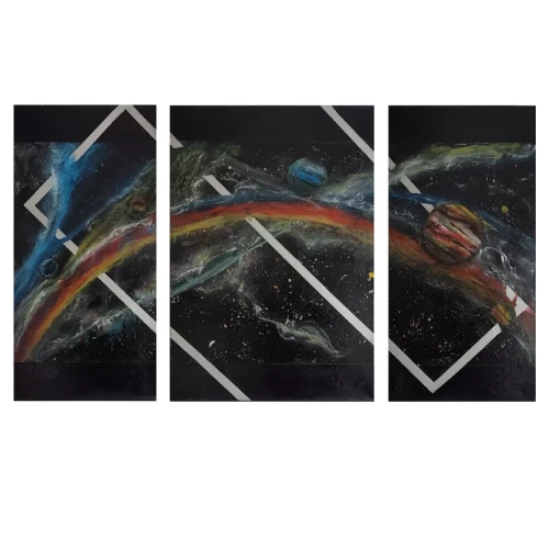 Tryptyk przedstawiający kosmiczną scenę z planetami, kolorową łukowatą mgławicą i geometrycznymi liniami na czarnym tle pełnym gwiazd. Dynamiczne połączenie abstrakcji i motywów przestrzeni kosmicznej.