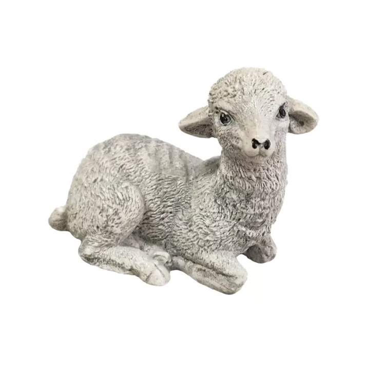 Szara figurka leżącego barana z wyraźną, wełnistą fakturą, ciemniejszym cieniowaniem i uniesioną głową skierowaną do przodu.