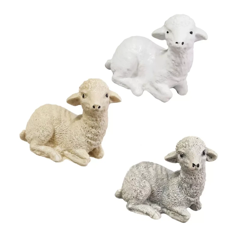 Trzy baranki gipsowe biały, beżowy i szary, o miękkiej, wełnistej fakturze i spokojnym wyrazie pyszczków, ustawione obok siebie i skierowane przodem.