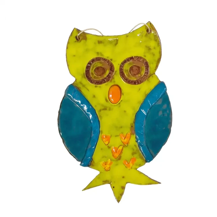Ceramiczna ozdoba w kształcie sowy z żółtym korpusem, niebieskimi skrzydłami, pomarańczowym dziobem i serduszkami. Duże oczy z brązowymi pierścieniami. Zawieszka na sznurku.