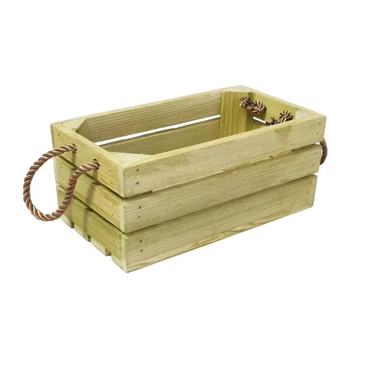 Drewniana skrzynka w kolorze bambusowym ze sznurkowymi uchwytami po bokach, ustawiona na jasnym tle.