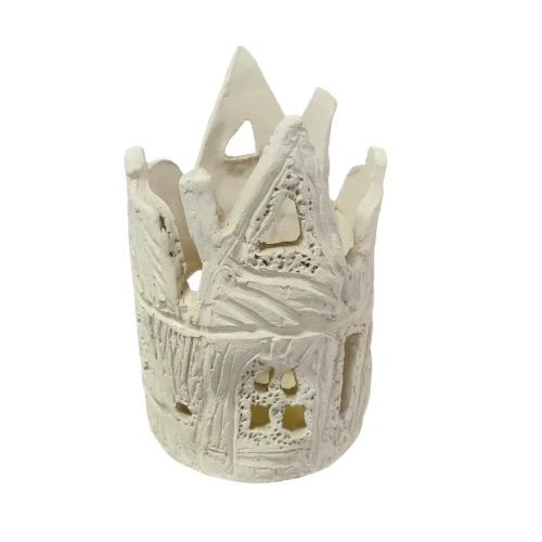 Biały ceramiczny lampion przypominający fantazyjny domek z wieloma daszkami, okienkami i rzeźbionymi detalami, o teksturze drewna i kamienia, w stylu baśniowym.