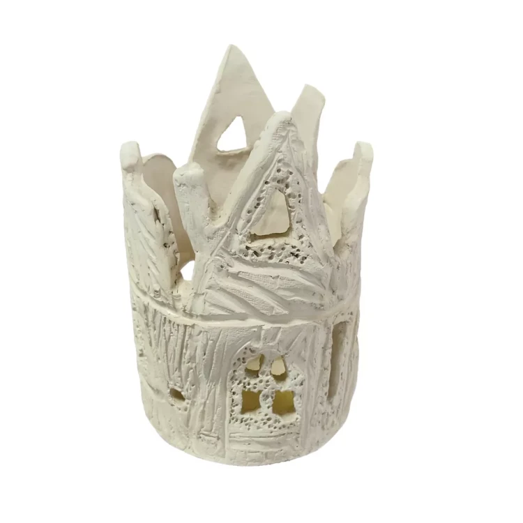 Biały ceramiczny lampion przypominający fantazyjny domek z wieloma daszkami, okienkami i rzeźbionymi detalami, o teksturze drewna i kamienia, w stylu baśniowym.