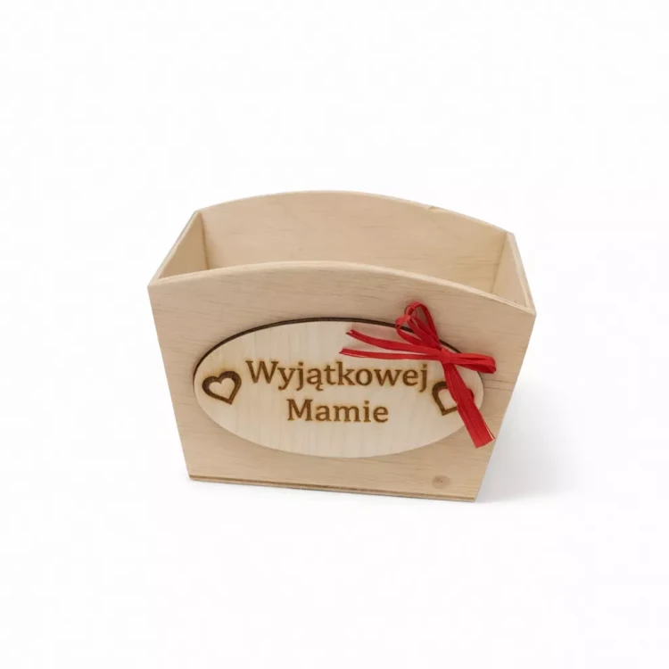 Drewniane pudełko z owalną tabliczką „Wyjątkowej Mamie”, ozdobione czerwoną kokardką i serduszkami, ustawione na jasnym tle jako elegancki, personalizowany upominek dla mamy.