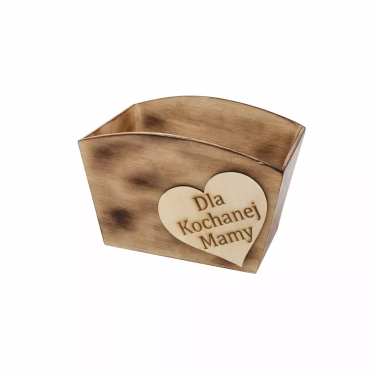 Drewniane pudełko o ciemnym, przypalanym wykończeniu z serduszkową tabliczką „Dla Kochanej Mamy”, ustawione na jasnym tle jako rustykalny, personalizowany upominek dla mamy.