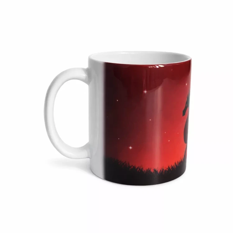 Czerwone  gwiaździste niebo z czarną trawą u dołu, nadrukowane na białym ceramicznym kubku.