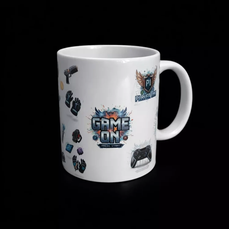 Biały kubek z grafiką kontrolera do gier, napisem „GAME ON PRESS START”, symbolem „Player One” z skrzydłami oraz różnymi ikonami związanymi z grami, na czarnym tle.