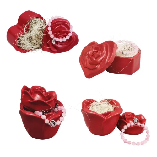 Czerwone pudełko w kształcie róży lub serca pokazane z kilku ujęć, z otwartą pokrywką i różowym koralikowym bransoletką w środku na dekoracyjnym wypełnieniu.