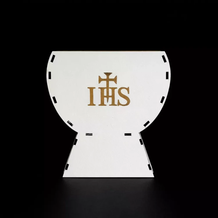 Biały, laserowo wycinany kielich z zaznaczonymi liniami zgięcia, na środku złoty symbol „IHS” z krzyżem. Gładka powierzchnia, wyraźne kontury i detale, całość na czarnym tle dla mocnego kontrastu.