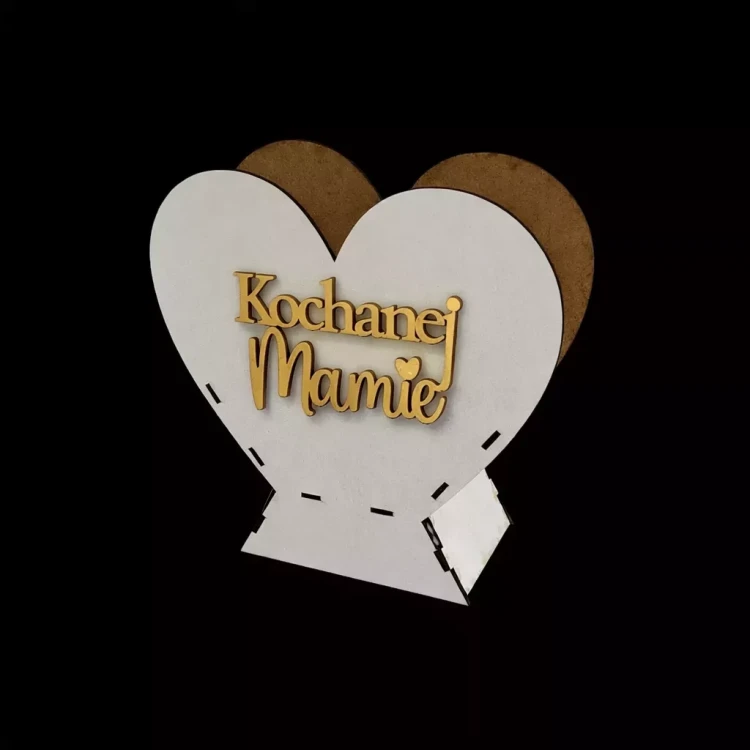 Drewniane serce z jasnym frontem, złotym wypukłym napisem „Kochanej Mamie” i wycięciami montażowymi u dołu, przeznaczone jako dekoracyjna ozdoba wycięta ploterem.