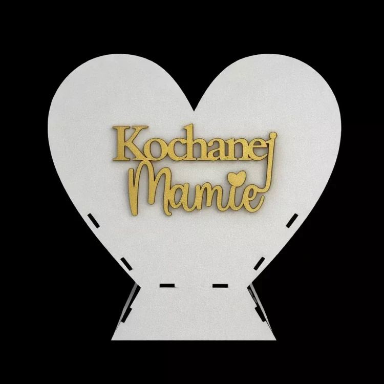 Drewniane serce z wycięciami dookoła, gładką jasną powierzchnią i złotym napisem „Kochanej Mamie”, przeznaczone jako dekoracyjna ozdoba wycięta ploterem.