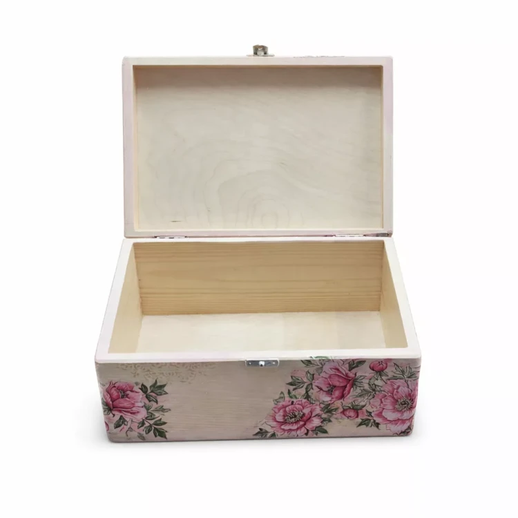 Otwarta drewniana skrzyneczka z jasnego drewna, z zewnątrz ozdobiona różowymi kwiatami i zielonymi liśćmi, ukazująca puste wnętrze z naturalnym usłojeniem.