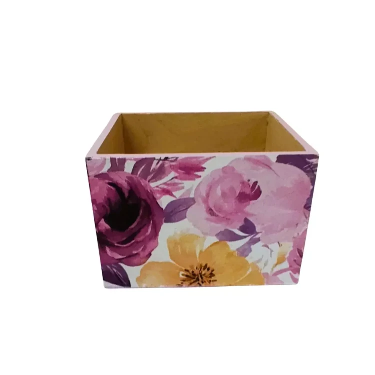 Dekoracyjne pudełko z drewna z kwiatowym nadrukiem na zewnętrznych ściankach. W środku gładkie, jasne drewno, forma kwadratowa, otwarta.