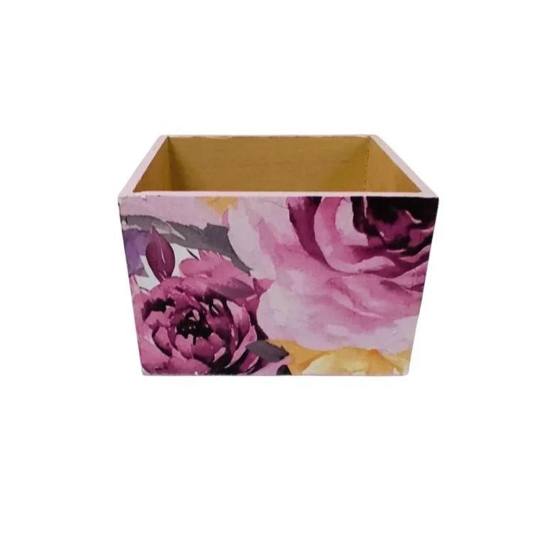 Kwadratowe pudełko drewniane z bogatym wzorem kwiatów w pastelowych barwach. Wnętrze naturalne, kontrastujące z ozdobnymi bokami.