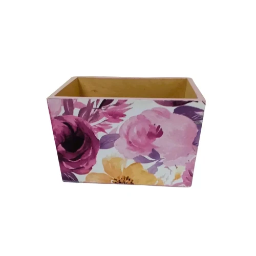 Prostokątne pudełko z drewna, otwarte, z intensywnym kwiatowym nadrukiem na bokach: duże różowe, fioletowe i żółte kwiaty. Środek pozostaje naturalny i gładki.