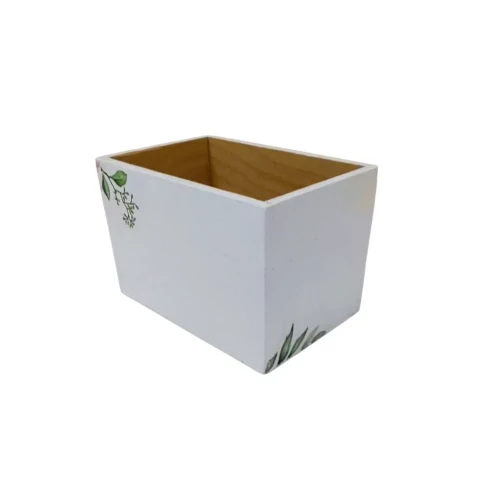 Jasna drewniana skrzyneczka o prostym kształcie, z naturalnym wnętrzem i białymi bokami. Na dwóch frontowych narożnikach widoczne drobne zielone listki jako delikatna dekoracja. Idealna jako organizer lub osłonka.