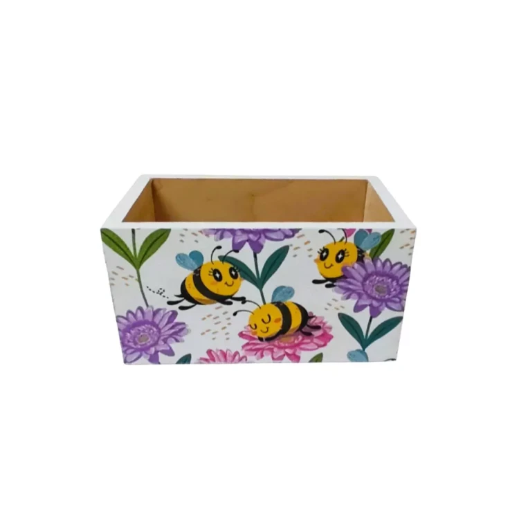 Drewniane pudełko o prostokątnej formie, ozdobione techniką decoupage w radosny motyw pszczół i kwiatów; wnętrze pozostaje naturalne.