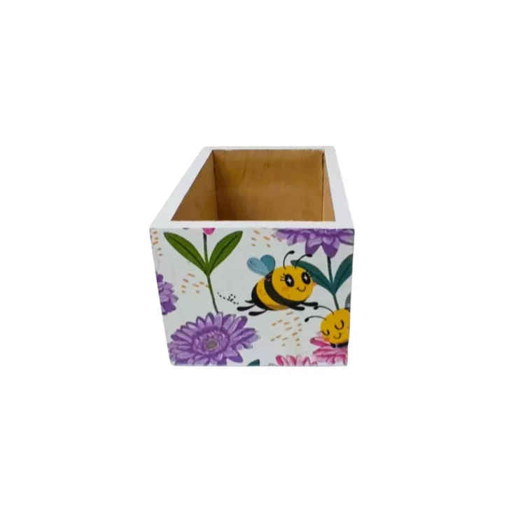 Pudełko z drewna, prostokątne, zewnętrzne ścianki zdobione decoupage w pastelowy wzór pszczół i kwiatów; wnętrze w naturalnym odcieniu drewna.