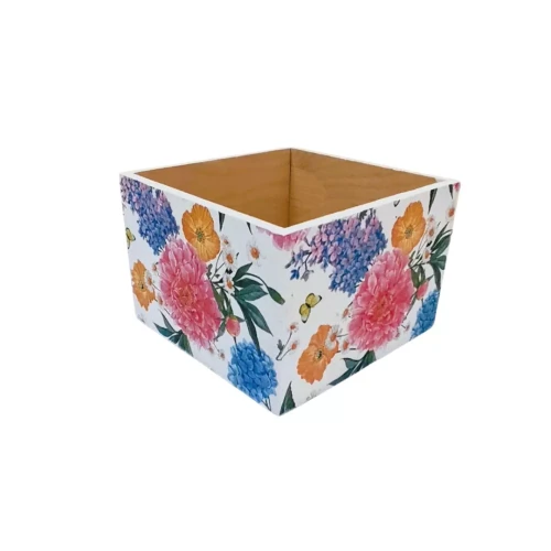 Kwadratowe pudełko decoupage z otwartą górą, ozdobione dużymi kolorowymi kwiatami i motylami na zewnętrznych ściankach. Wnętrze pozostaje surowe, drewniane.