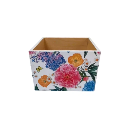 Kwadratowe drewniane pudełko decoupage z intensywnym wzorem kwiatów w różu, pomarańczu i błękicie oraz małymi motylami. Środek pudełka jest gładki i naturalny.
