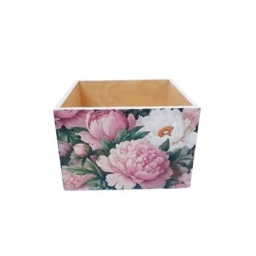 Ozdobne drewniane pudełko z florystycznym motywem peonii w odcieniach różu i bieli. Wnętrze jest puste i zachowuje naturalny kolor drewna, kontrastując z barwną zewnętrzną grafiką.