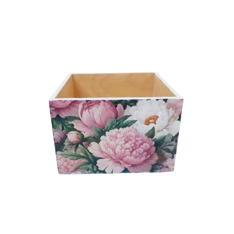 Ozdobne drewniane pudełko z florystycznym motywem peonii w odcieniach różu i bieli. Wnętrze jest puste i zachowuje naturalny kolor drewna, kontrastując z barwną zewnętrzną grafiką.