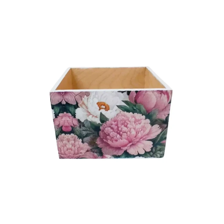 Dekoracyjne pudełko o kwadratowym kształcie, zewnętrzne ścianki pokryte wzorem różowych i białych kwiatów. Środek wykonany z gładkiego, naturalnego drewna.