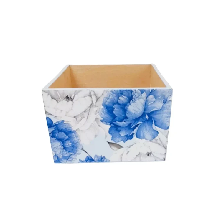 Ozdobne drewniane pudełko o kwadratowym kształcie. Boki pokrywa wzór dużych kwiatów w chłodnych barwach, a wnętrze pozostaje proste, w naturalnym drewnie.