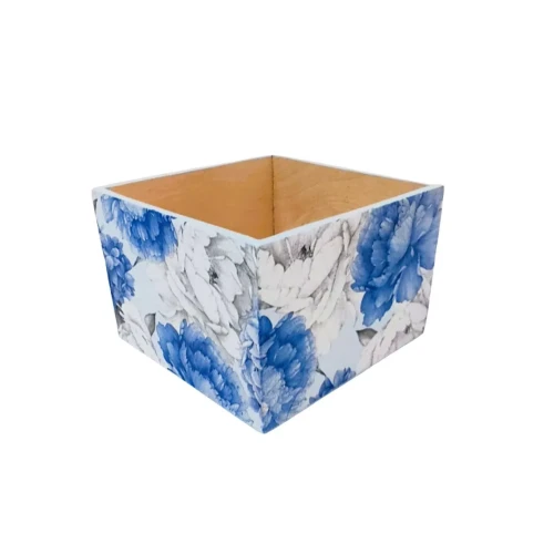 Dekoracyjne pudełko z  drewna, z zewnątrz pokryte wzorem dużych kwiatów w odcieniach niebieskiego i bieli. Środek gładki, naturalny, bez zdobień.