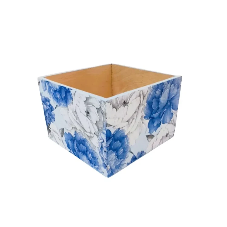 Dekoracyjne pudełko z  drewna, z zewnątrz pokryte wzorem dużych kwiatów w odcieniach niebieskiego i bieli. Środek gładki, naturalny, bez zdobień.