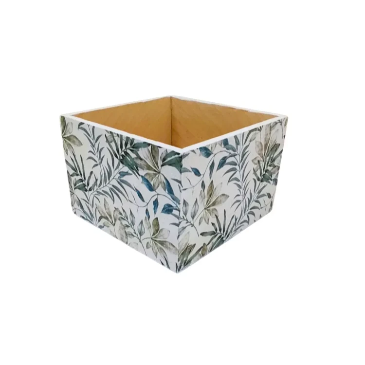 Prostokątne pudełko z drewna, ozdobione roślinnym motywem na białym tle. Liście w zieleni  tworzą delikatny, naturalny wzór. Środek jest gładki i drewniany.
