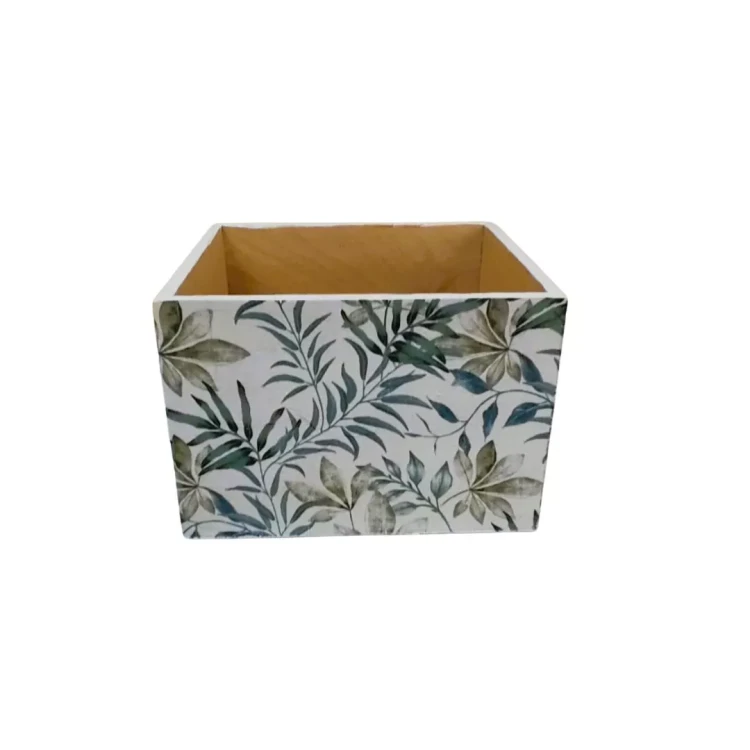 Prostokątne pudełko o drewnianym wnętrzu, z bokami ozdobionymi roślinnym nadrukiem. Liście w zieleni na białym tle tworzą spokojny, naturalny efekt.